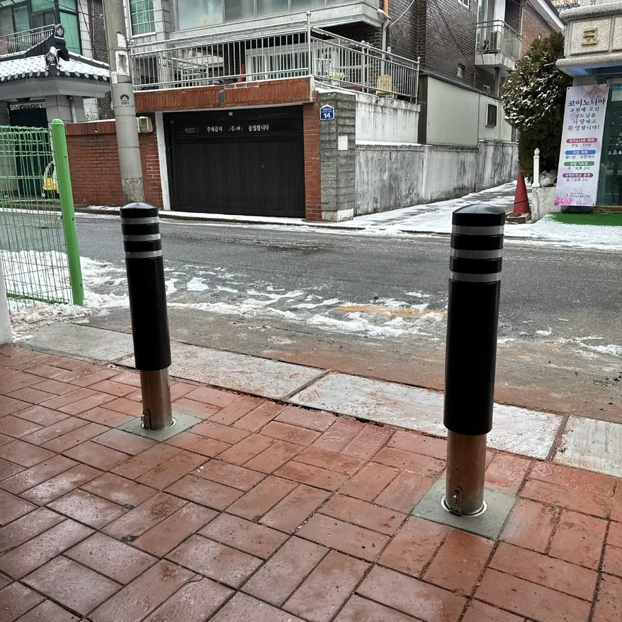 볼라드시공 · 볼라드 설치 작업 · 작업 완료 모습